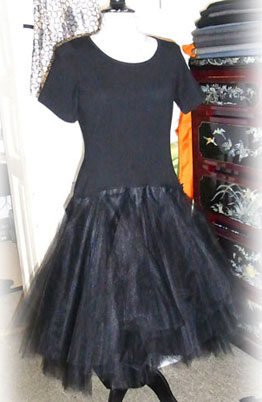 junges flottes Partykleid